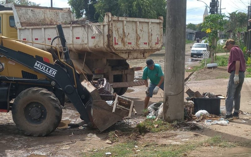 Limpeza após a chuva foi realizada na Rua Firmino José Tomazzi, no bairro Vicentina