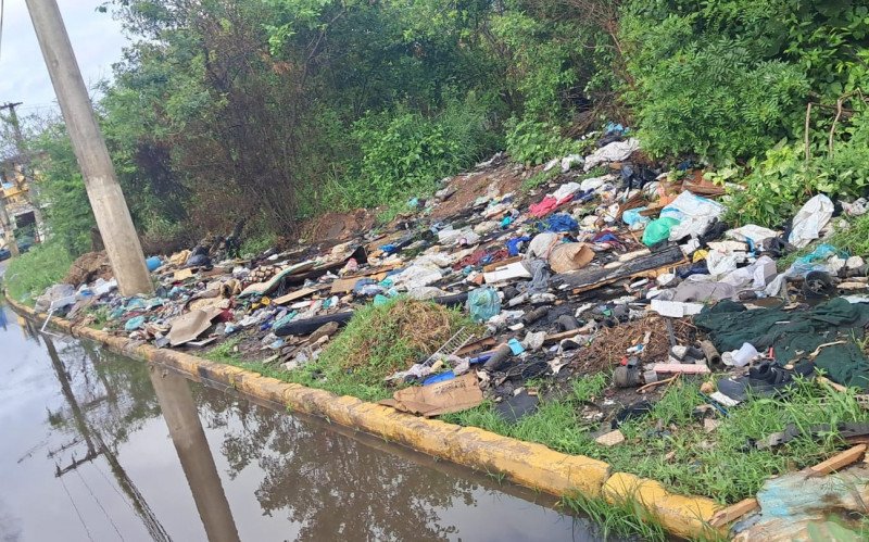 Avenida Mauá, no bairro Santos Dumont, também recebeu ação de limpeza após a chuva 