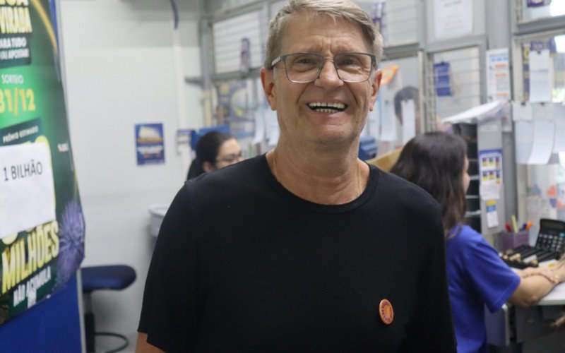 O gerente Daniel comenta que a Mega da Virada 2025 tem atra&iacute;do diversos consumidores &agrave; sua lot&eacute;rica no bairro Oper&aacute;rio