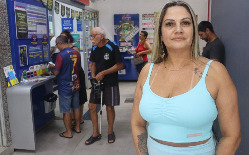 A gerente Ana Paula percebe um grande fluxo de clientes interessados na Mega da Virada 2025