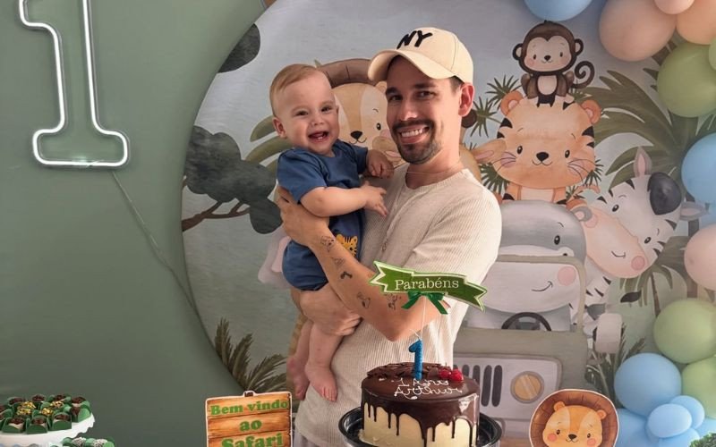 Lucas Borbas e o filho, fruto do relacionamento com a influenciadora Isabel Veloso | abc+