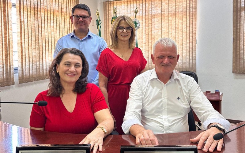 Em Dois Irmão Sérgio Kroetz (PP) comandará o Legislativo em 2026 o lado de Celina Teixeira Christovão (MDB) na vice-presidência, Adélia Vanice Volkweis (PP) como primeira-secretária e Ricardo de Oliveira (MDB) como segundo-secretário. | abc+