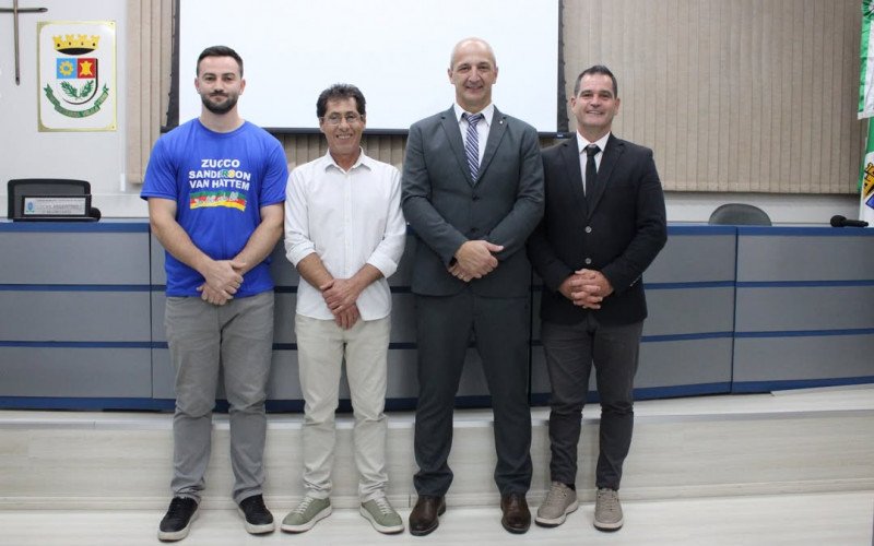  Carlos Bonne (PDT) será o presidente da Câmara de Estância Velha em 2026 ao lado do vice-presidente Professor Marcelinho Stoffel (CID), Carlito Borges (PP), primeiro- secretário e Antônio Worst (PL), segundo- secretário | abc+