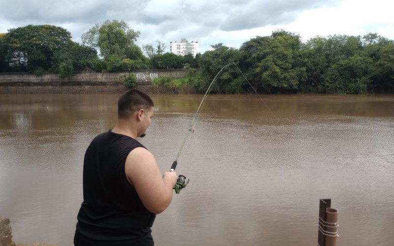 Yuri Cabral pesca e solta os peixes logo em seguida