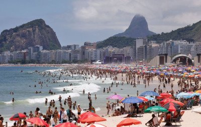 Centenas de garrafas e engradados escondidos nas areias da praia: Bebidas foram enterradas perto do palco principal do réveillon