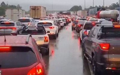 BR-101 tem congestionamento de Paulo Lopes até o Morro dos Cavalos