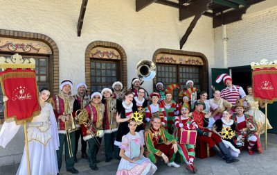 Embaixadores da Magia levam show de interação e diversão pelas ruas de Gramado