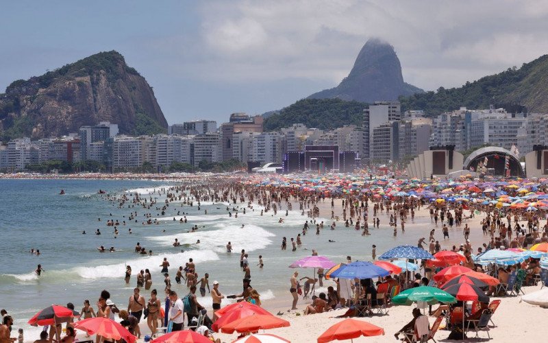 Bebidas destiladas são encontradas enterradas na praia de Copacabana | abc+