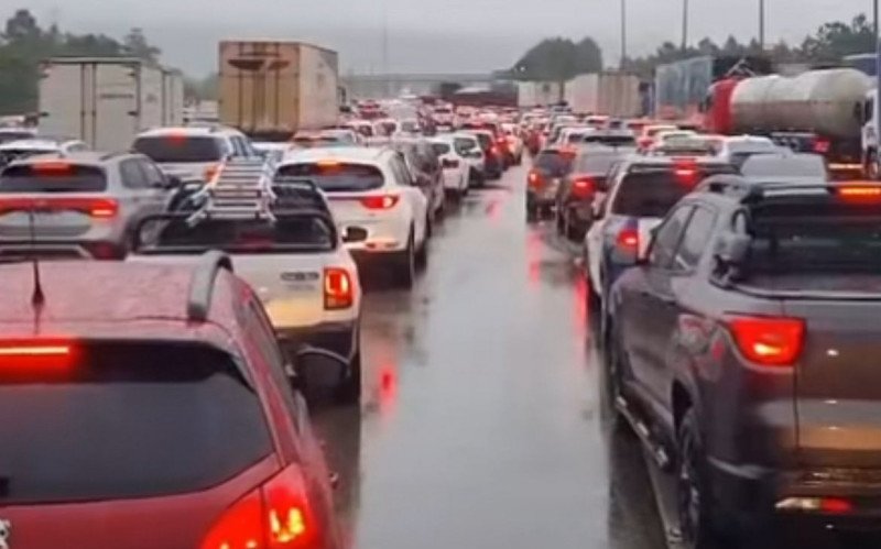 BR-101 tem longo congestionamento entre Paulo Lopes e Florianópolis | abc+