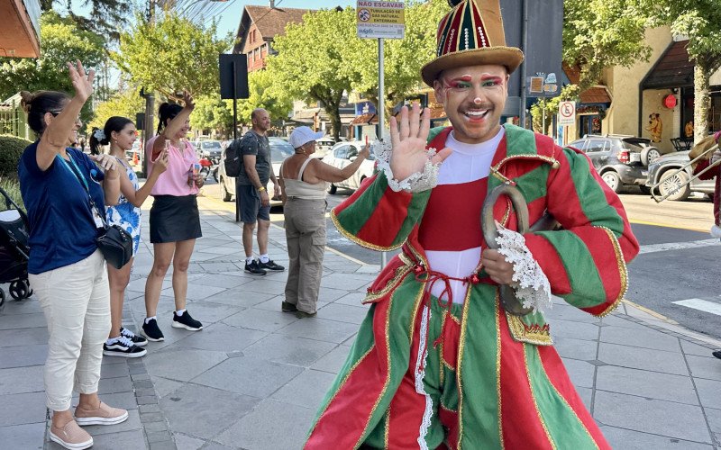 Embaixadores da Magia levam alegria aos finais de semana do Natal Luz