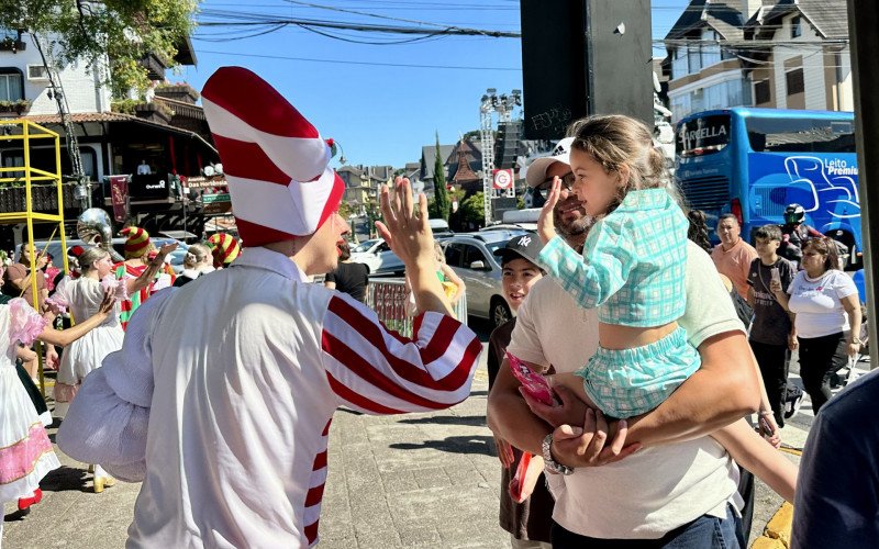 Embaixadores da Magia levam alegria aos finais de semana do Natal Luz