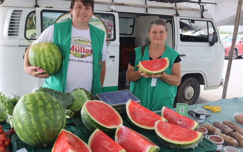 Rubens e Rosa Muller tem a melancia como carro chefe das frutas na Feira do Produtor de Novo Hamburgo | abc+