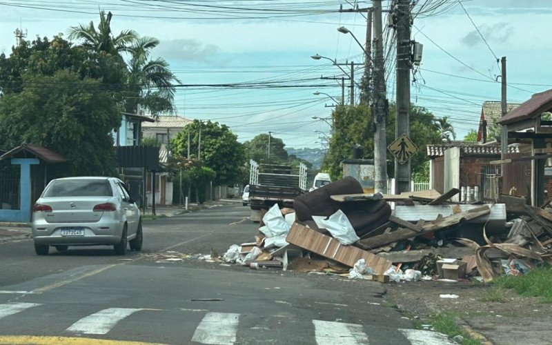 Lixão irregular ocupa parte de rua e obriga motoristas a invadir contramão em Novo Hamburgo | abc+