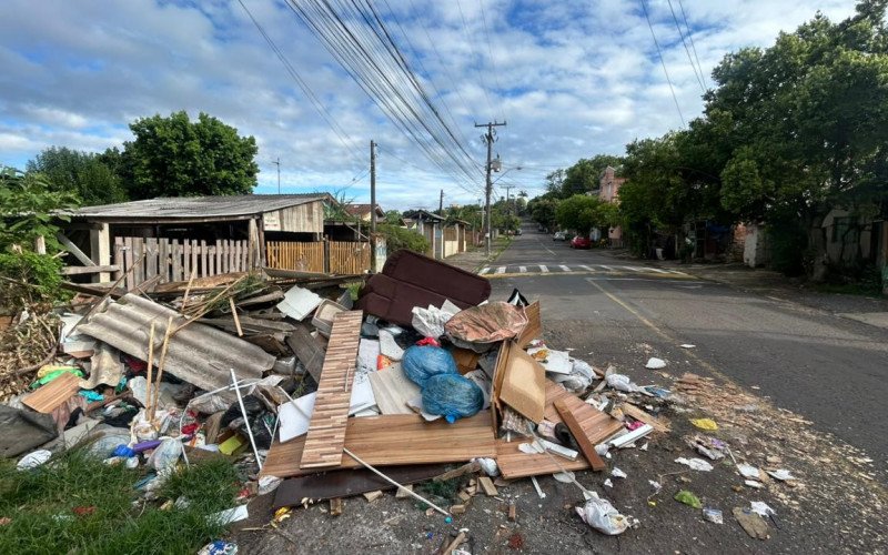 Lixão irregular ocupa parte de rua e obriga motoristas a invadir contramão em Novo Hamburgo | abc+