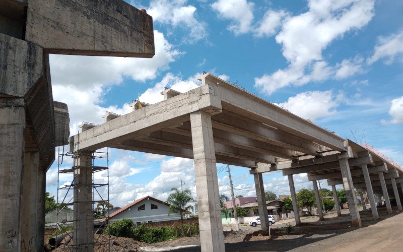 A nova previsão de entrega do viaduto que conectará a Avenida Celina Kroeff, no bairro Novo Esteio, à rodovia BR-448 é para abril de 2026