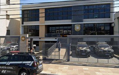 Mãe é presa em flagrante por tentar asfixiar bebê de 4 meses; policial fica ferido na abordagem