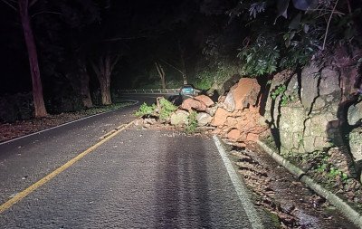 BR-116: Deslizamento de pedras deixa trecho da rodovia em meia pista em Nova Petrópolis