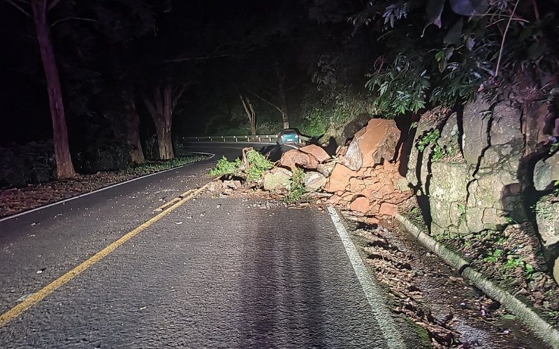 Quilômetro 188 da BR-116, em Nova Petrópolis, está obstruído por deslizamento  | abc+