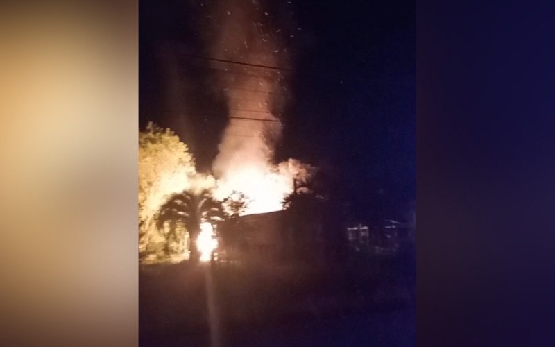 Incêndio atinge casa em Rolante e imagens mostram chamas na residência