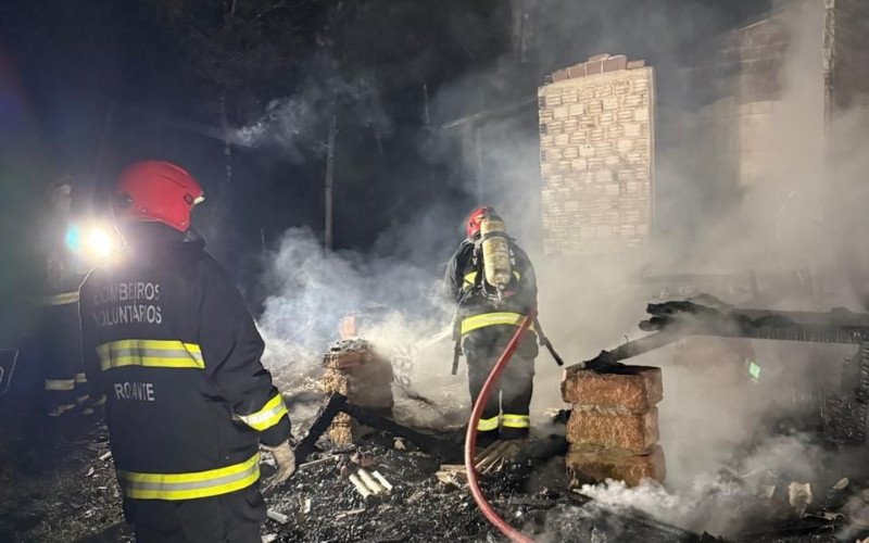 Bombeiros conseguiram controlar incêndio que consumiu casa em Rolante
