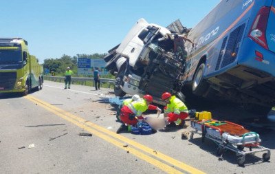 Colisão frontal entre ônibus e carreta deixa mortos e feridos na BR-116