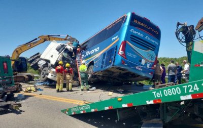 5 horas de desespero: Vítimas ficaram presas dentro de ônibus que colidiu com caminhão na BR-116; mais de 6 morreram