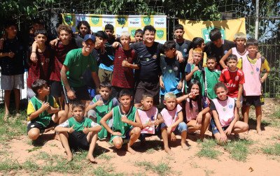 Voluntário cria projeto social e mais de 60 jovens do bairro Canudos fazem aula de futebol