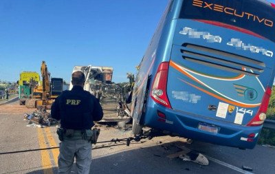 Sobe para 11 o número de mortos em colisão entre ônibus e caminhão na BR-116