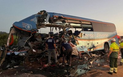 "Invadiu a pista contrária": Caminhão que colidiu contra ônibus em tragédia com 11 mortos estava na contramão