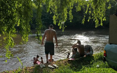 Moradores de Novo Hamburgo buscam refresco para o calorão no Rio dos Sinos