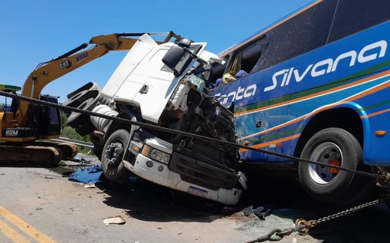 Colisão entre carreta e ônibus deixou 11 mortos em Pelotas | abc+