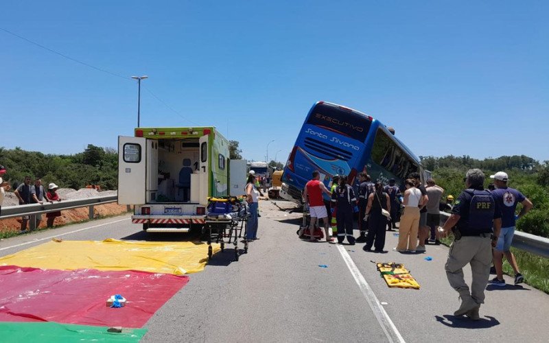 Colisão entre ônibus e caminhão deixa quatro mortos na BR-116, em Pelotas | abc+