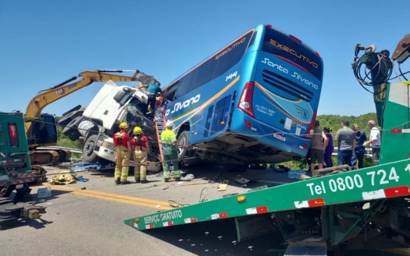 Colisão entre ônibus e caminhão deixa quatro mortos na BR-116, em Pelotas | abc+