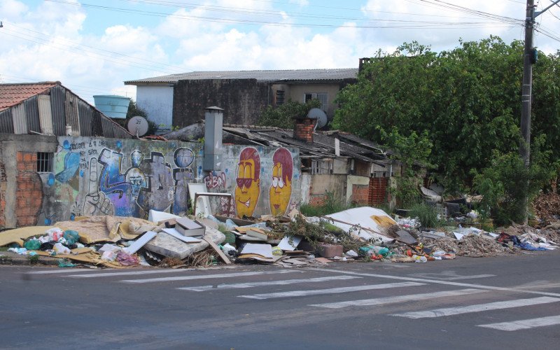 Esquina das ruas República e Campinas também acumula móveis, colchões, vegetação e restos de obra | abc+