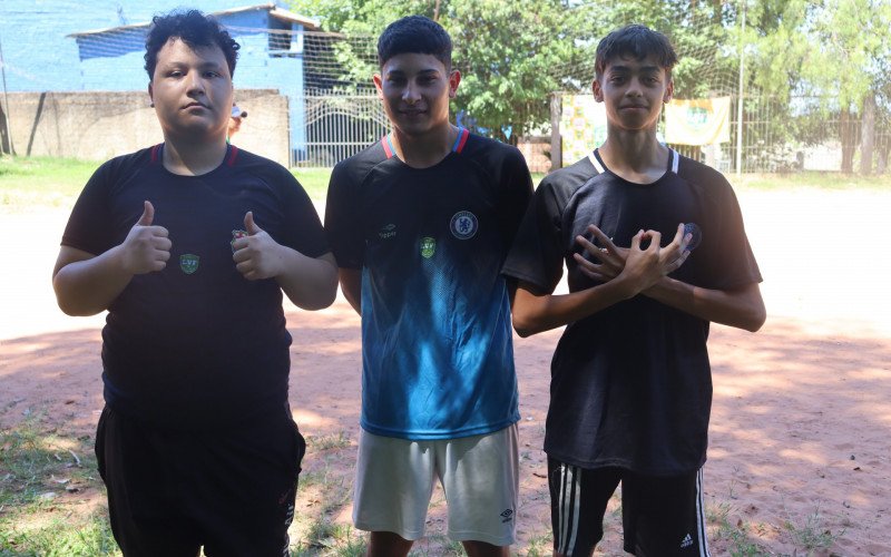 Erick, Kalvin e Willis participam do projeto de futebol do bairro Canudos | abc+