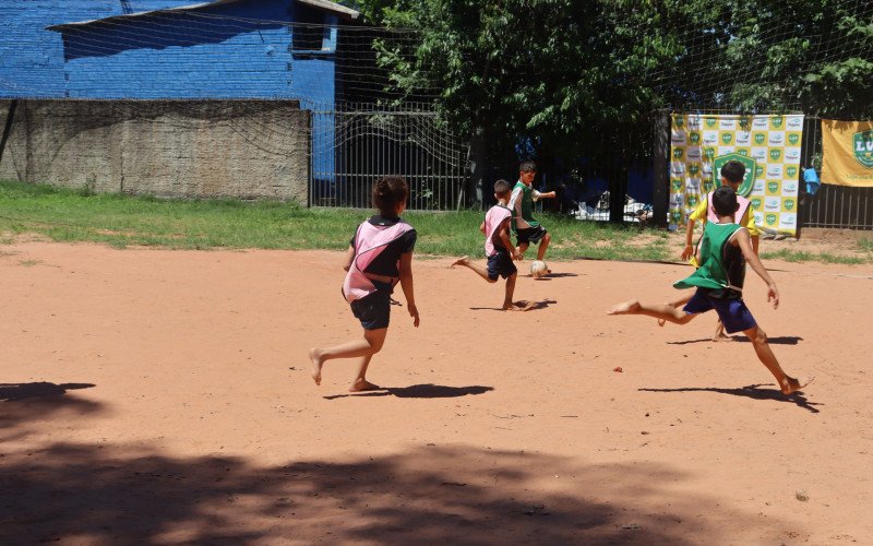 Projeto voluntário de futebol tem mais de 60 crianças e adolescentes no bairro Canudos | abc+