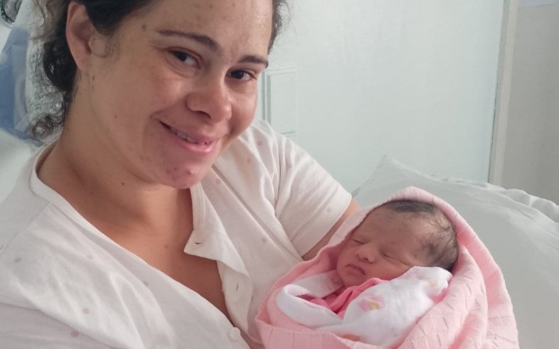 Manuella de Castro Ramos e a mãe Ana Paula da Silva Ramos