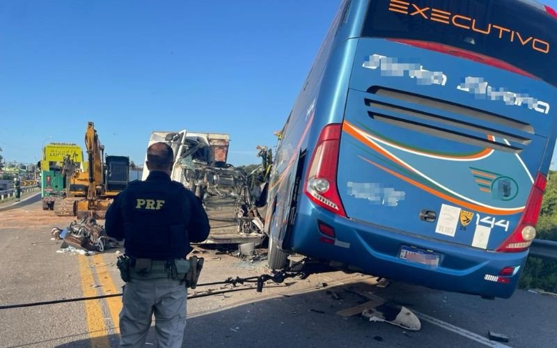 Acidente deixou ao menos 11 pessoas mortas na BR-116, em Pelotas, nesta sexta-feira (2) | abc+