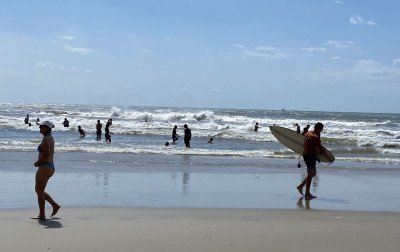 Vento intenso e água limpa no mar de Tramandaí no primeiro sábado de 2026