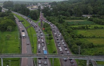 VÍDEO: Veranistas antecipam retorno do litoral e enfrentam congestionamento na free way