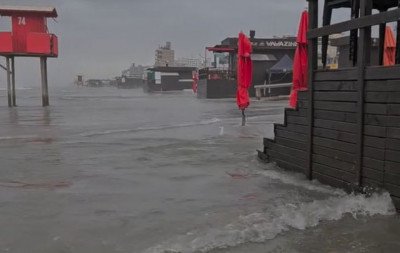 Ressaca no litoral norte: Mar avança sobre a faixa de areia e ameaça estruturas costeiras