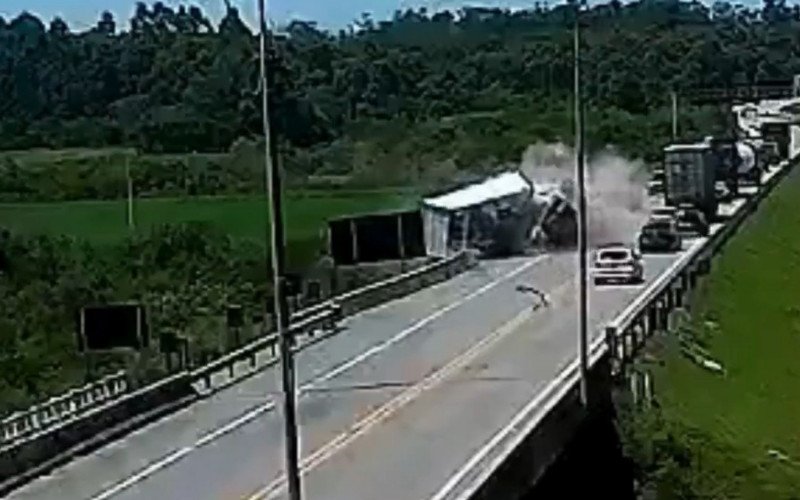 Caminhão atingiu ônibus de frente na BR-116 e 11 pessoas morreram | abc+