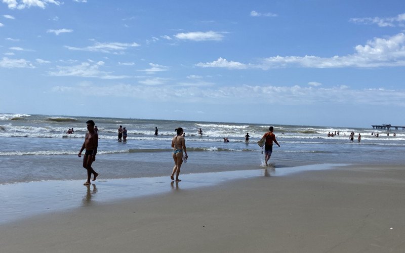 Sábado (3) na praia de Tramandaí, com veranistas aproveitando o mar e o calor | abc+
