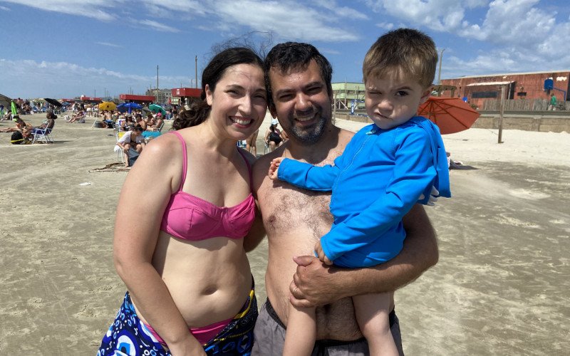Patrícia e Guilherme com o filho Leonardo na praia de Tramandaí | abc+