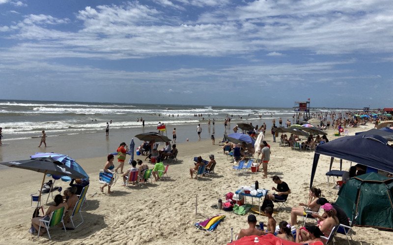 Sábado na praia de Tramandaí, com veranistas aproveitando o mar e o calor | abc+