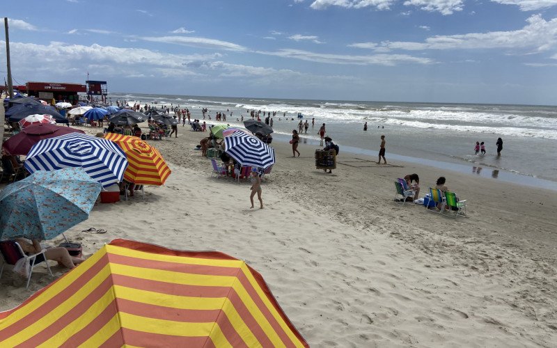 Sábado (3) na praia de Tramandaí, com veranistas aproveitando o mar e o calor | abc+