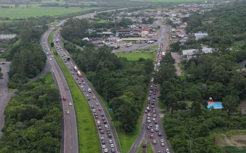 Congestionamento na free way no retorno do litoral norte do RS neste sábado (3)
