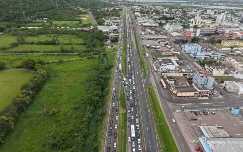 Congestionamento na free way no retorno do litoral norte do RS neste sábado (3)
