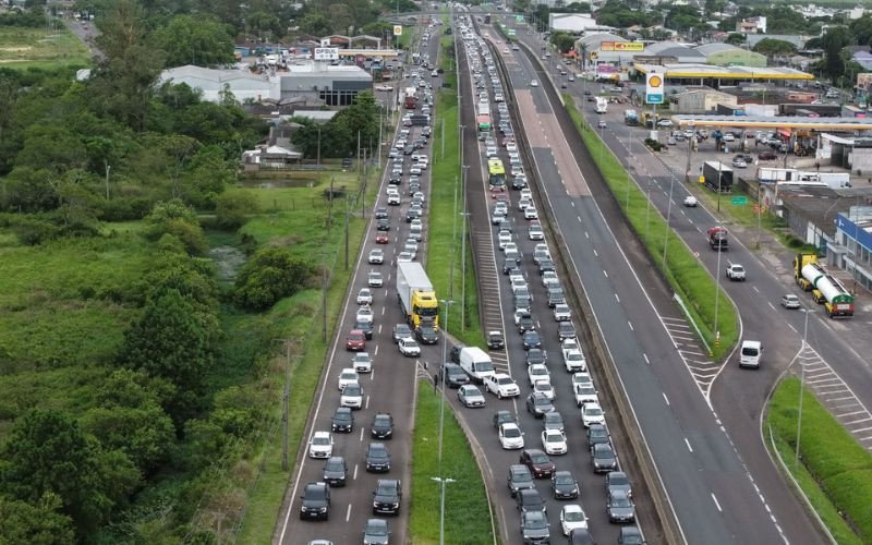 Congestionamento na free way no retorno do litoral norte do RS neste sábado (3)
