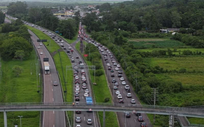 Congestionamento na free way no retorno do litoral norte do RS neste sábado (3)
